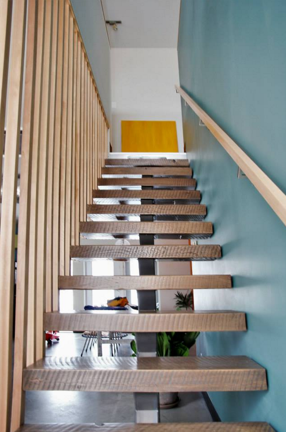 single stringer staircase with wood treads
