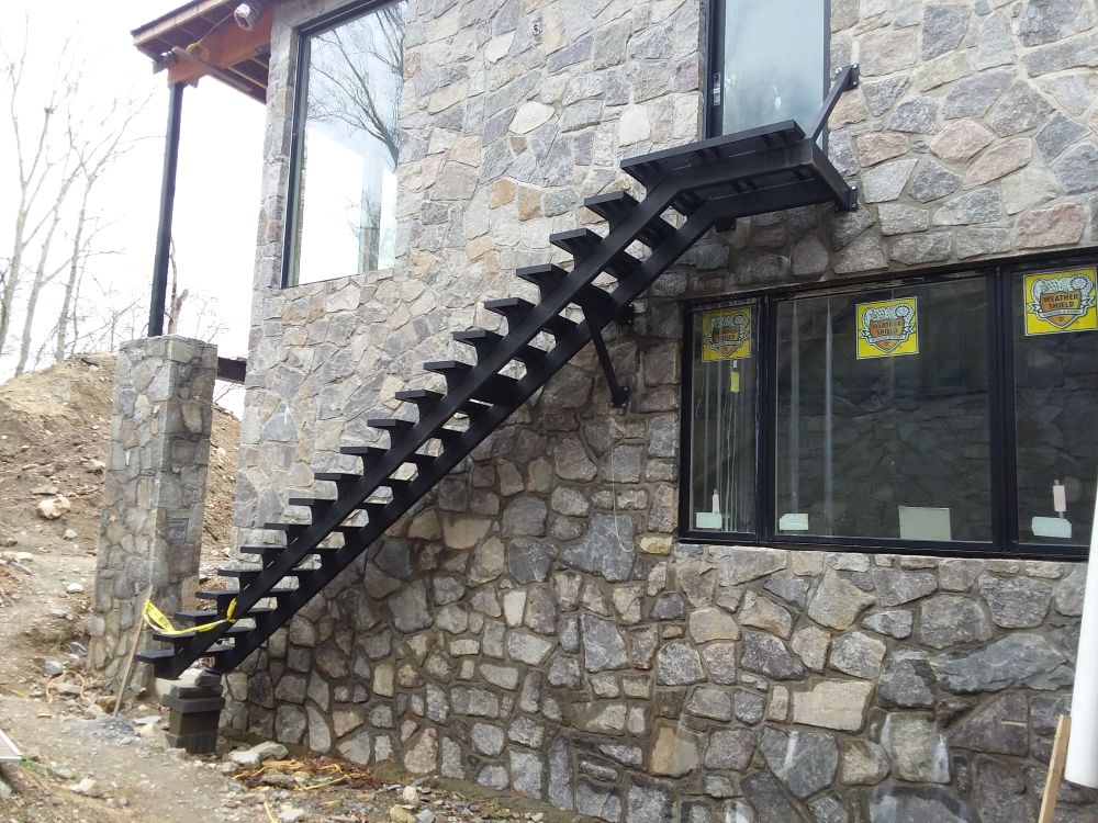Double stringer straight stairs with saw tooth design