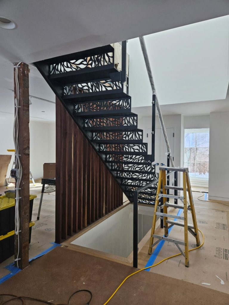 Special cantilevered side stringer straight stairs